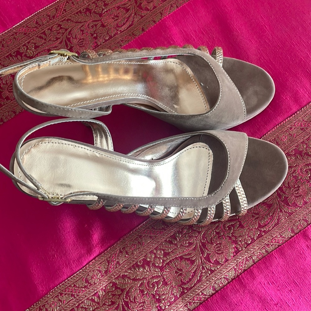 Sandals in size 39 never worn . In brown / taupe color.